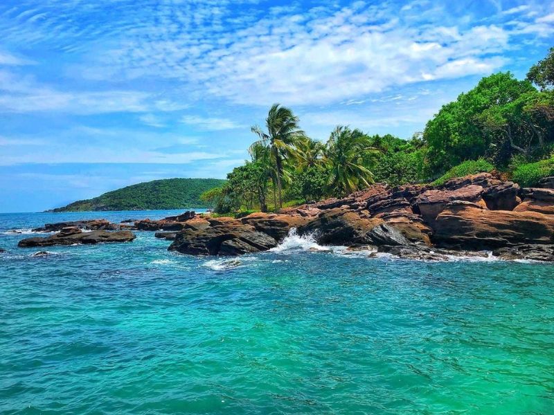 Rạn san hô đầy màu sắc và đa dạng sinh vật biển ở Hòn Gầm Ghì Phú Quốc điểm lặn biển hấp dẫn gần Corona Casino Phú Quốc