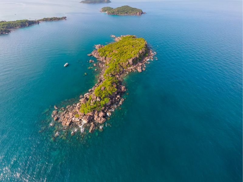 Du thuyền neo đậu gần Hòn Bườm Phú Quốc trải nghiệm thư giãn khác biệt với không khí sôi động của Corona Casino Phú Quốc