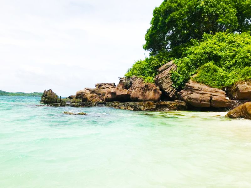 Hòn Xưởng Phú Quốc với vẻ đẹp yên bình và hang động nhỏ thích hợp cho chuyến đi thư giãn sau khi thăm Corona Casino Phú Quốc