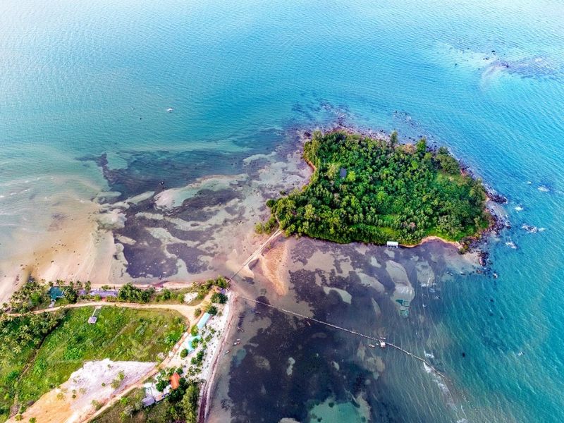 Du khách đi bộ trên cầu ra Hòn Một Phú Quốc trải nghiệm độc đáo ở Bắc đảo gần tổ hợp Corona Casino Phú Quốc