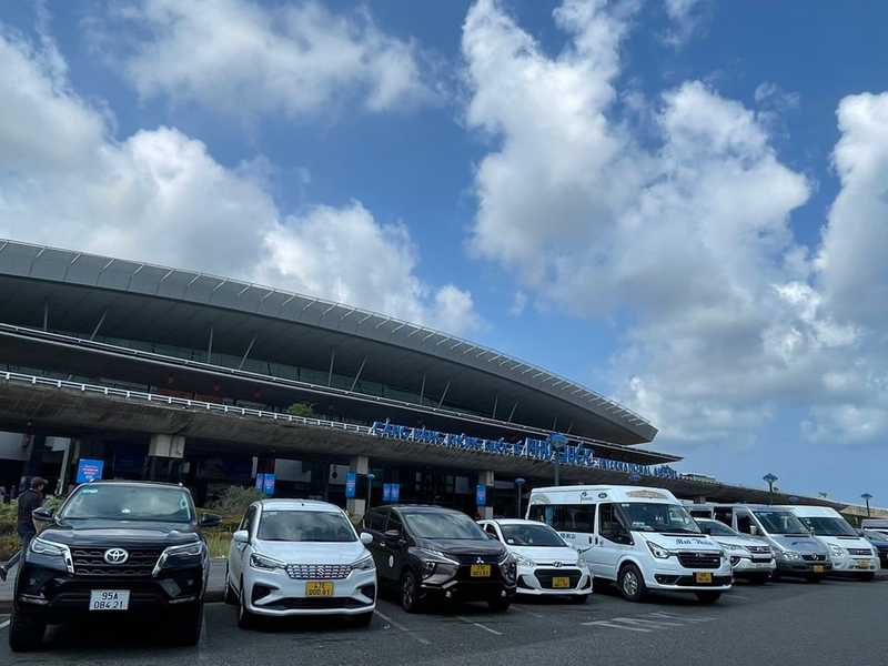 A car driving on an open road explaining Why Should Rent a Car in Phu Quoc for comfortable travel to Corona Casino Phu Quoc