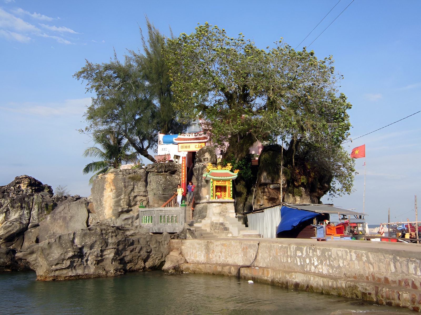 Dinh Cậu tọa lạc trên mỏm đá nhô ra biển tại thị trấn Dương Đông gần khu vực Corona Casino Phú Quốc