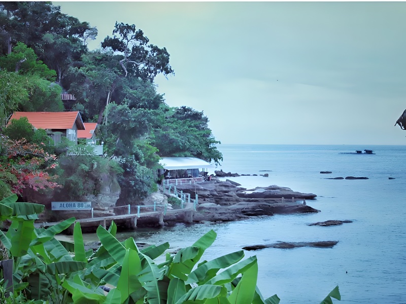 Guests enjoying coffee and the ocean view at Chill Bistro Phu Quoc with open seating close to Corona Casino Phu Quoc