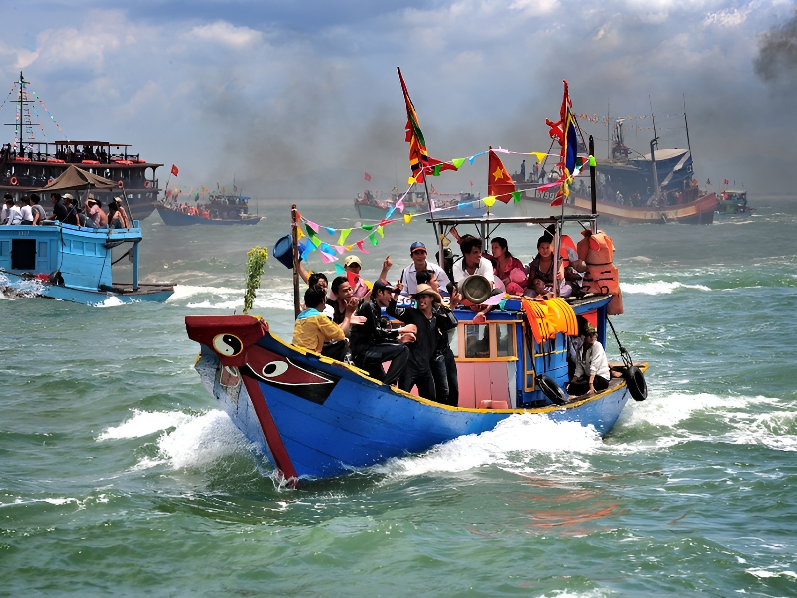 The large crowd and vibrant activities of The Nghinh Ong Festival is one of the most significant Phu Quoc festivals accessible from Corona Casino Phu Quoc