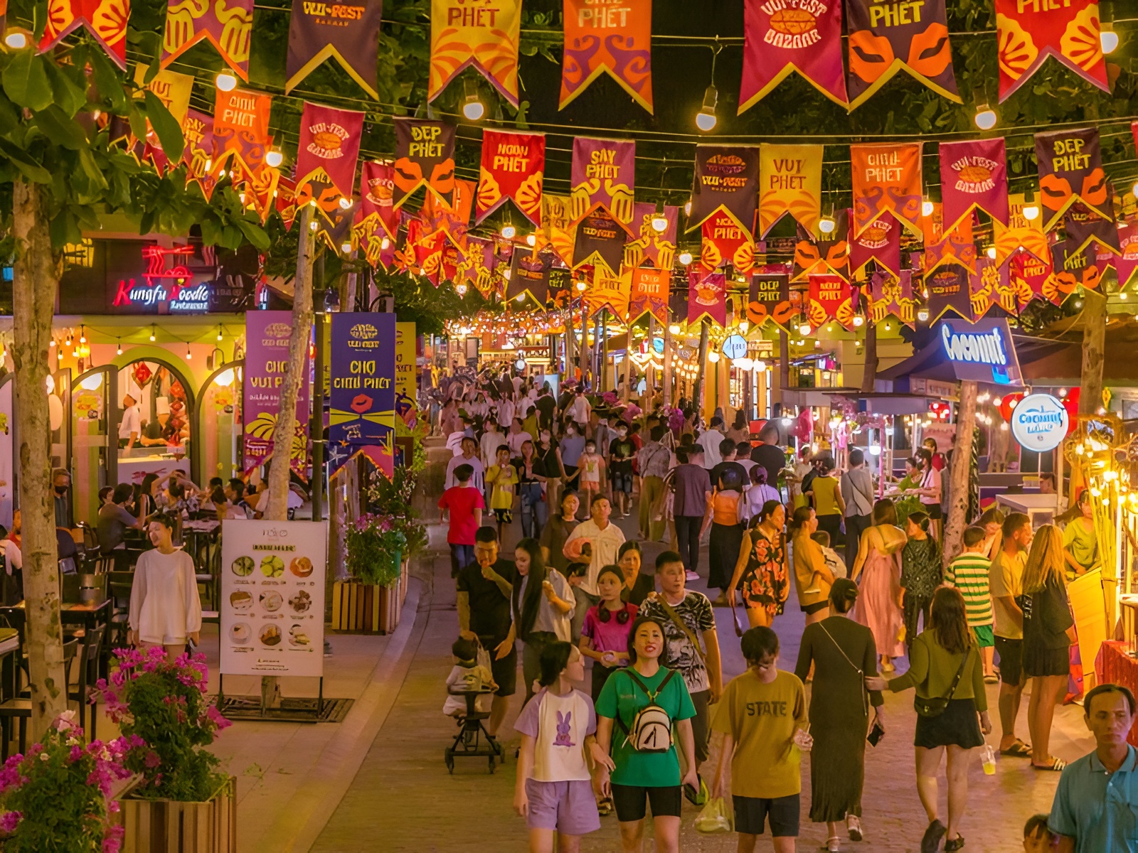 Between 6:00 and 8:00 a.m. is the best time to shop near Corona Resort & Casino Phu Quoc