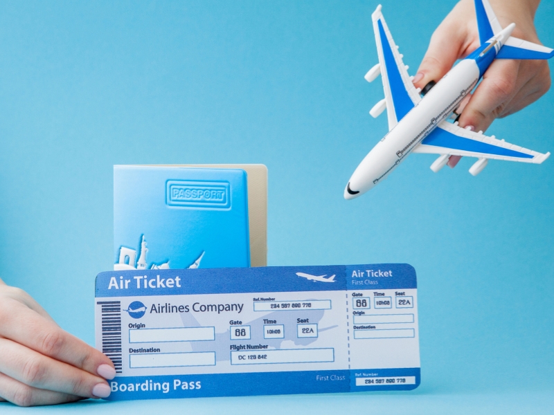 An infographic showing popular airlines and average ticket prices for this route from Da Nang to the famous Corona Casino Phu Quoc resort