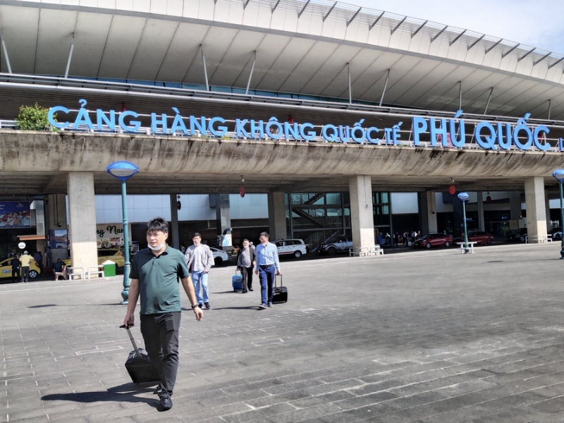 A photo of available Taxi, Grab, and bus services from PQC to Duong Dong for visitors traveling to Corona Casino Phu Quoc