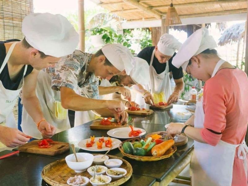 A photo of travelers enjoying a session where the duration of cooking classes in Phu Quoc is quite flexible near the luxury Corona Casino Phu Quoc resort