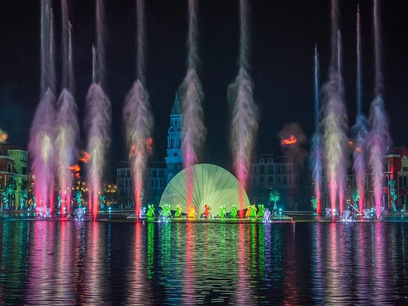 Sự chuyển động từ chi tiết quạt xòe tay độc đáo trong Show Sắc Màu Venice tạo nên hiệu ứng thị giác mãn nhãn cho khách lưu trú tại Corona Casino Phú Quốc