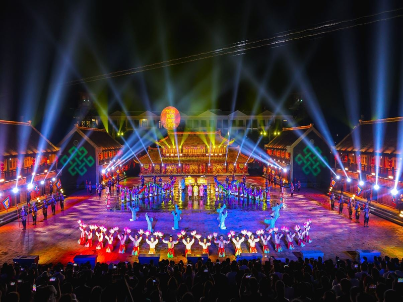 Màn trình diễn của show Tinh Hoa Việt Nam tại Phú Quốc light show tái hiện hào khí dân tộc đầy tự hào ngay sát tổ hợp Corona Casino Phú Quốc