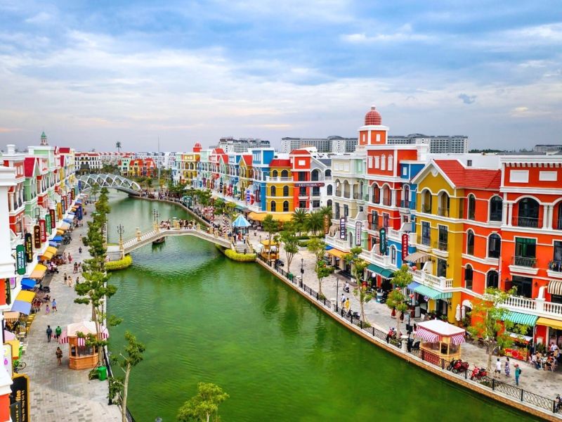 You can stroll and explore the vibrant sleepless city atmosphere within Grand World while enjoying the entertainment at Corona Casino Phu Quoc