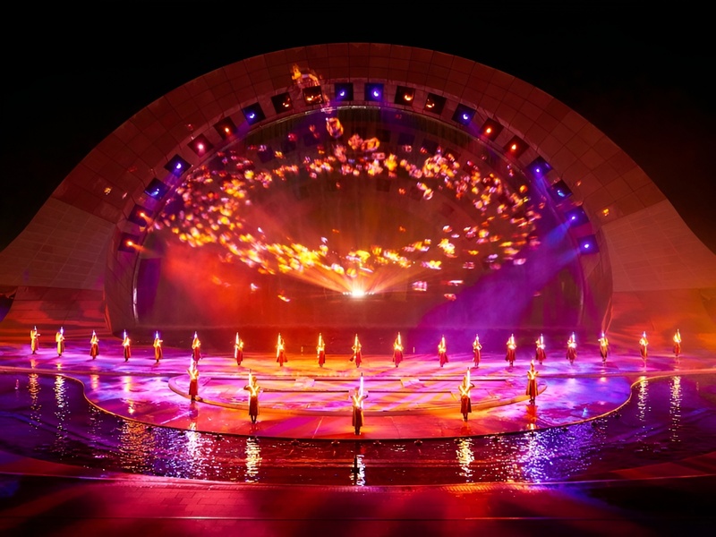 Chiêm ngưỡng sân khấu đa phương tiện hoành tráng của Kiss of the Sea tại Phú Quốc trước khi tận hưởng đêm giải trí bất tận tại Corona Casino Phú Quốc.