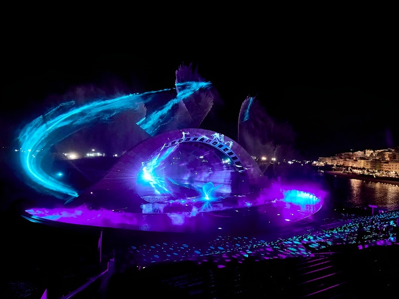 Lên lịch xem show Kiss of the Sea thường bắt đầu lúc 21:00 mỗi ngày ngoại trừ thứ Ba trước khi thử vận may tại Corona Casino Phú Quốc.