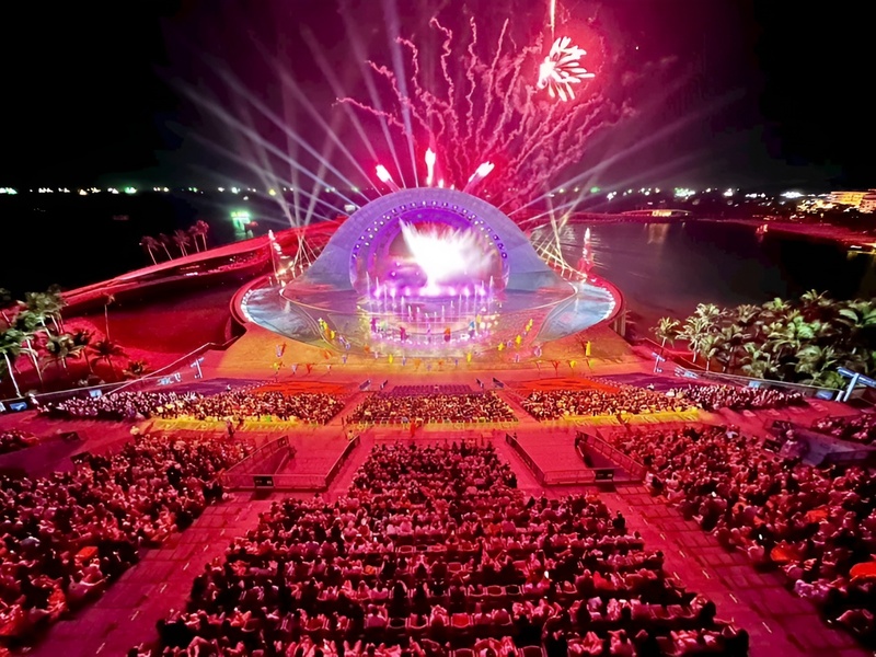 Sân khấu nước khổng lồ với vòm chiếu và khán đài 5000 chỗ mang đến trải nghiệm thị giác mãn nhãn cho du khách ghé thăm Corona Casino Phú Quốc.