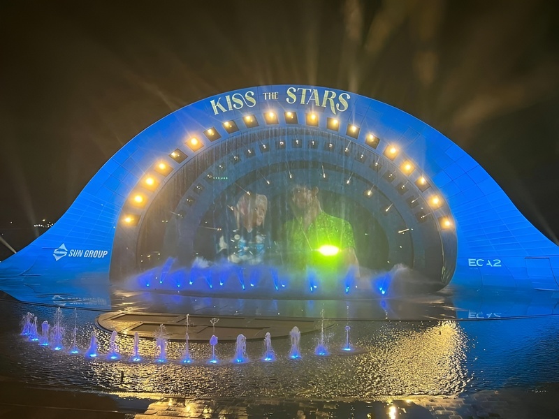 Sự kết hợp giữa hiệu ứng ánh sáng, laser và công nghệ ECA2 độc đáo đến từ Pháp tạo nên sức hút khó cưỡng cho du khách tại Corona Casino Phú Quốc.