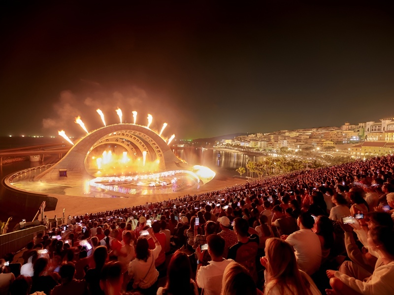 Lựa chọn vị trí tại khán đài hai tầng mang đến góc nhìn trọn vẹn sân khấu nước để chiêm ngưỡng những màn trình diễn mãn nhãn sát Corona Casino Phú Quốc.