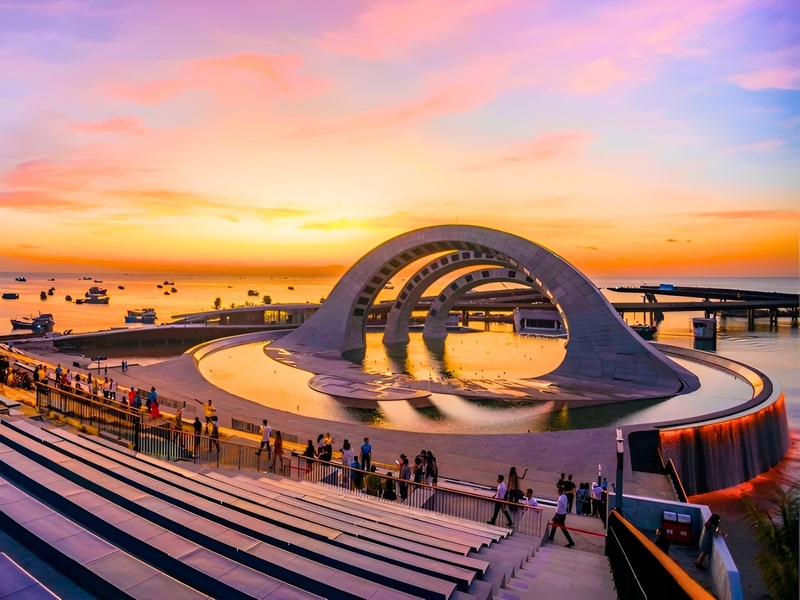 Việc du khách nên đến sớm khoảng 30 phút để ổn định chỗ ngồi trước khi xem show giúp hành trình giải trí tại Corona Casino Phú Quốc thêm trọn vẹn.