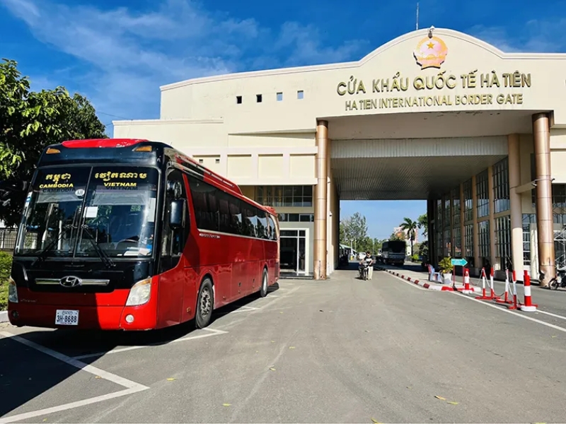 A professional travel route using a long-distance bus to Ha Tien followed by a convenient high-speed ferry to Phu Quoc for guests of the famous Corona Casino Phu Quoc