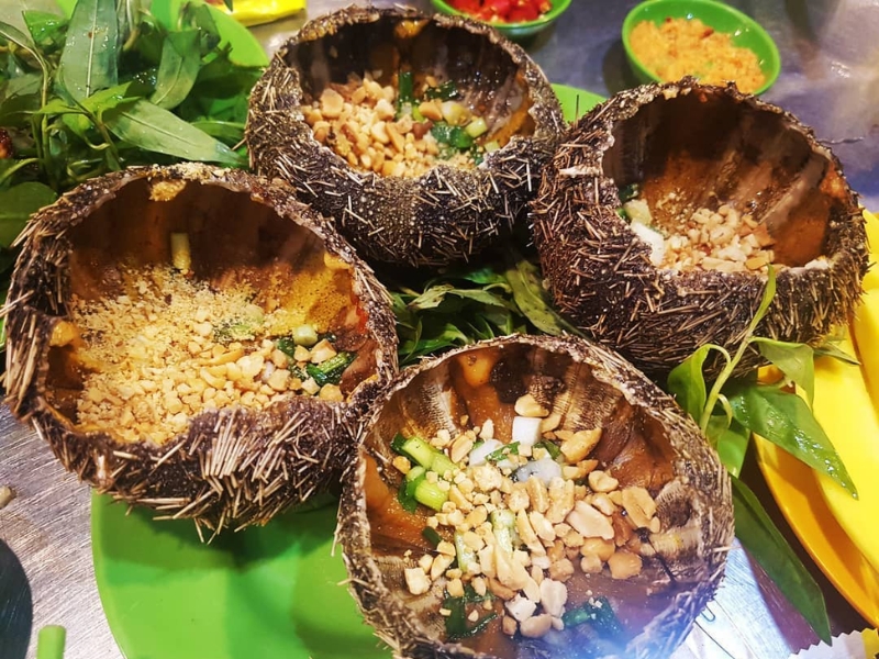 Thưởng thức nhum nướng than hồng, phủ mỡ hành và đậu phộng béo bùi hấp dẫn tại các nhà hàng ven biển gần Corona Casino Phú Quốc.