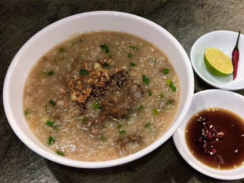 Cháo nhum nóng hổi, vị ngọt thanh, béo nhẹ và giàu dinh dưỡng là lựa chọn ăn đêm hoàn hảo cho du khách sau những giờ giải trí tại Corona Casino Phú Quốc.