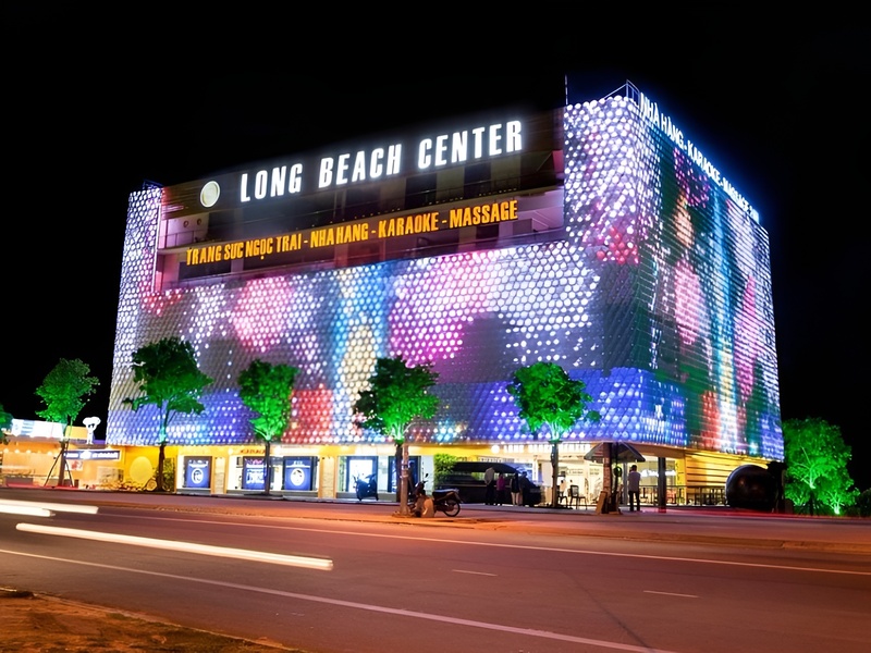 High-end shoppers visiting a modern pearl center with interactive displays and thousands of jewelry designs during their stay at the prestigious Corona Casino Phu Quoc