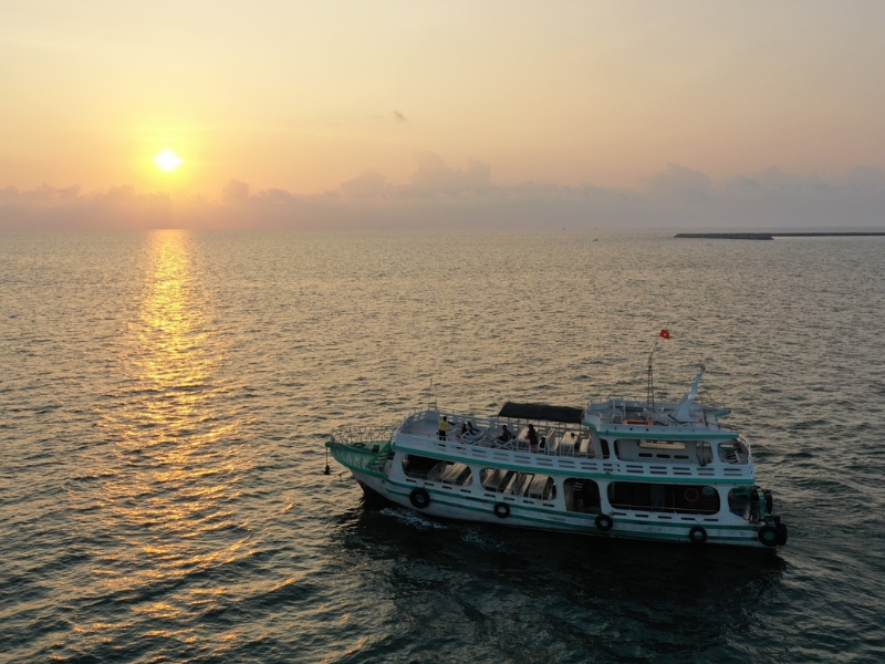 International travelers choose evening speedboat trips combining sunset views with exciting night fishing activities offshore near the world-class Corona Casino Phu Quoc