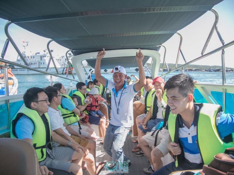 Boat staff explaining important safety guidelines for passengers traveling by speedboat around Phu Quoc waters to visitors staying at the prestigious Corona Casino Phu Quoc
