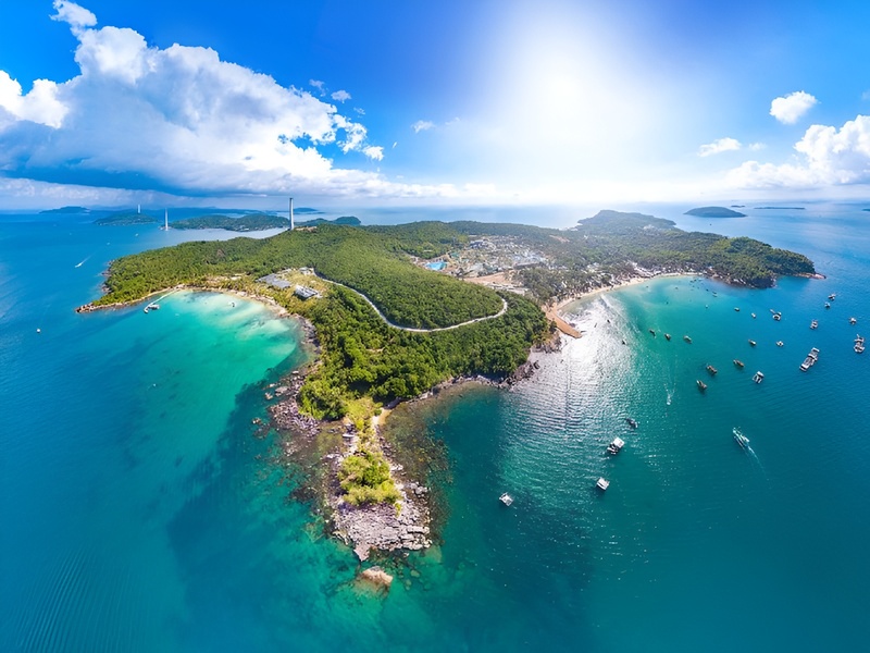 A stunning tropical landscape featuring crystal clear water at May Rut island in Phu Quoc near the world-class Corona Casino Phu Quoc entertainment hub