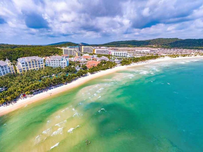 Du lịch bãi Khem bạn nên đi từ tháng 11 đến tháng 4 năm sau để tận hưởng làn nước xanh trong vắt khi nghỉ dưỡng tại Corona Casino Phú Quốc.