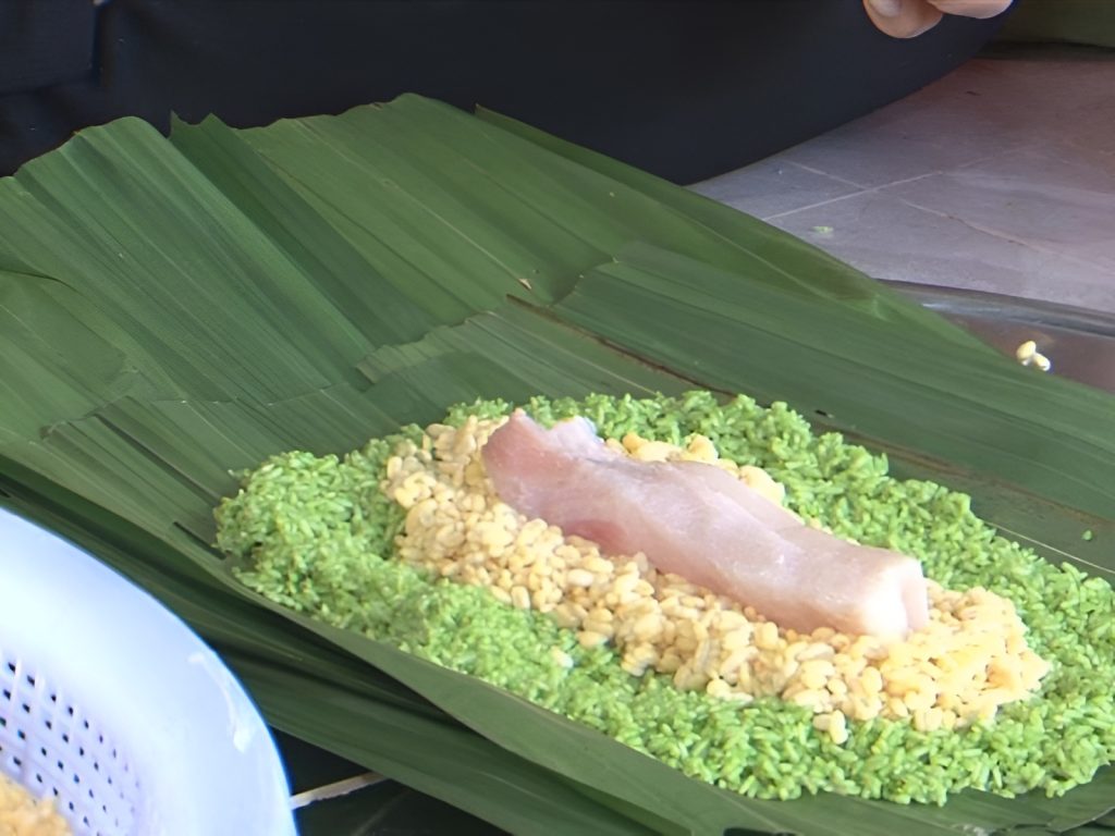 Thành phần sử dụng làm bánh tét chuẩn với lá mật cật đặc trưng của đảo Ngọc luôn thu hút sự tò mò của khách hàng tại tổ hợp Corona Casino Phú Quốc.