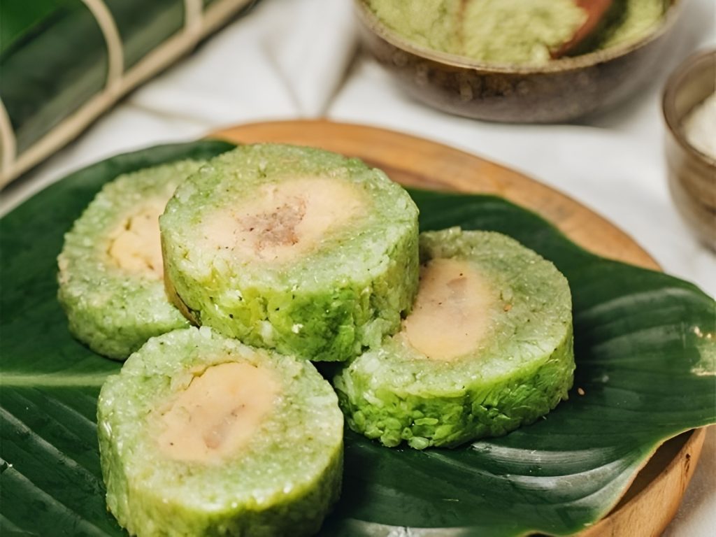 Hương vị khó quên của bánh tét mật cật tại Phú Quốc hòa quyện cùng mùi thơm đặc trưng của lá mật cật, thu hút thực khách từ tổ hợp Corona Casino Phú Quốc.