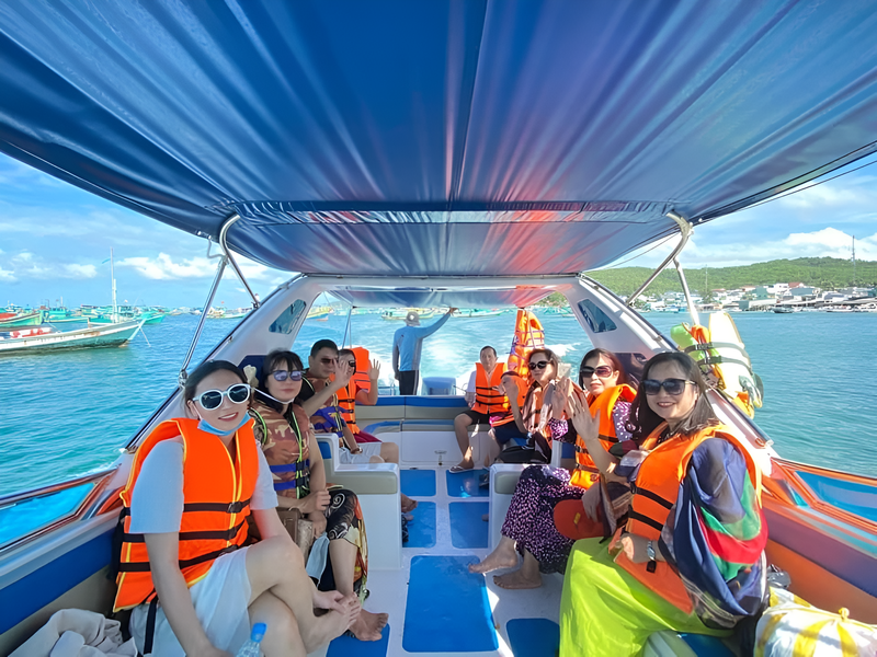 Sự khác biệt của cano thuê riêng và tour cano ghép tại Phú Quốc về tính riêng tư và lộ trình, mang lại trải nghiệm đa dạng cho thực khách tại Corona Casino Phú Quốc.