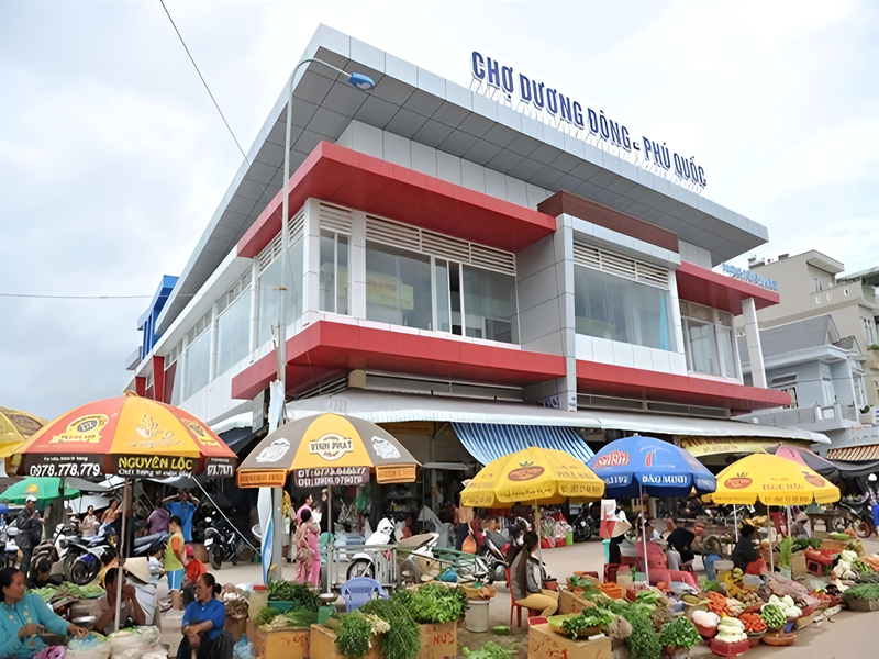 Chợ Dương Đông - khu chợ hải sản lớn nhất đảo ngọc là điểm tham quan không thể bỏ qua của du khách khi lưu trú tại Corona Casino Phú Quốc.