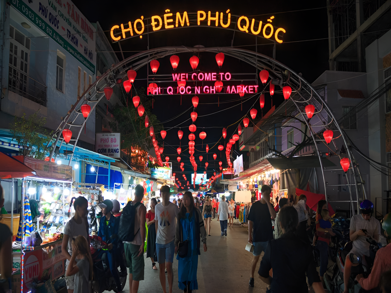 Tham khảo kinh nghiệm khám phá chợ đêm Phú Quốc (chợ Bạch Đằng) để lên lịch trình vui chơi hoàn hảo cùng tổ hợp Corona Casino Phú Quốc.