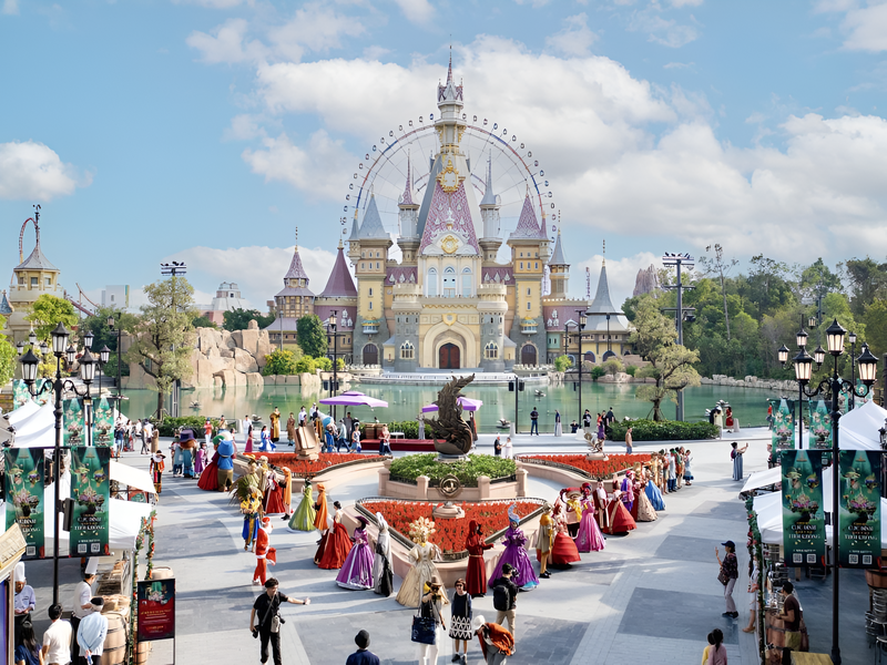 Thăm quan chợ phiên Copenhagen tại VinWonders Phú Quốc để chiêm ngưỡng kiến trúc Châu Âu rực rỡ ngay sát cạnh Corona Casino Phú Quốc.