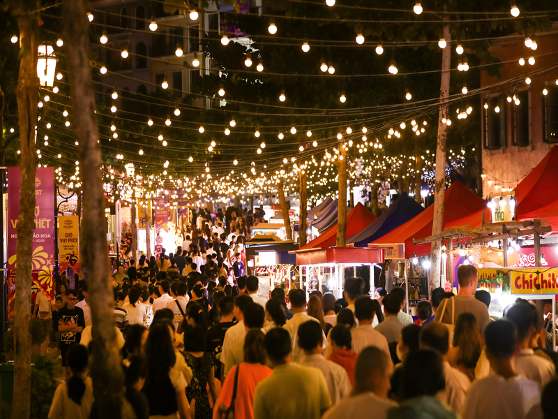 Chợ đêm Vui Phết (VUI-Fest Bazaar) ven biển Phú Quốc quy tụ nhiều gian hàng ẩm thực độc đáo, thu hút thực khách từ tổ hợp Corona Casino Phú Quốc.