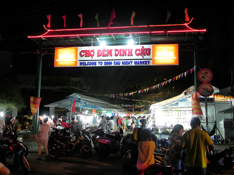 Khám phá vẻ đẹp huyền bí của Dinh Cậu Phú Quốc, địa điểm tâm linh và ẩm thực về đêm rực rỡ ánh đèn gần khu vực Corona Casino Phú Quốc.