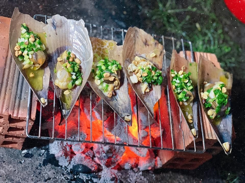 Còi biên mai nướng sa tế và mỡ hành béo ngậy, một món đặc sản đậm đà hương vị biển khơi phục vụ thực khách tại Corona Casino Phú Quốc.