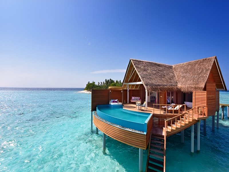 Nghỉ dưỡng tại các bungalow sàn gỗ trên đảo Hòn Dăm Phú Quốc mang lại trải nghiệm mộc mạc, đối lập với sự náo nhiệt tại Corona Casino Phú Quốc.