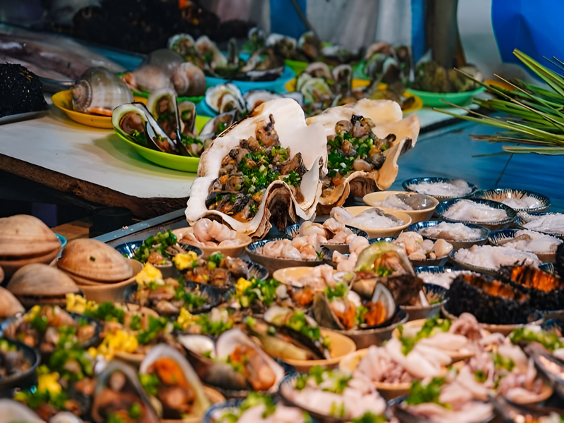 Thưởng thức thực đơn khi khám phá đặc sản hải sản tươi ngon tại hòn Dăm giúp làm phong phú hành trình nghỉ dưỡng đẳng cấp tại Corona Casino Phú Quốc.