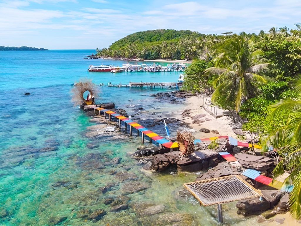 A helpful infographic about packing essentials and environmental guidelines for May Rut for eco-conscious guests staying at Corona Casino Phu Quoc