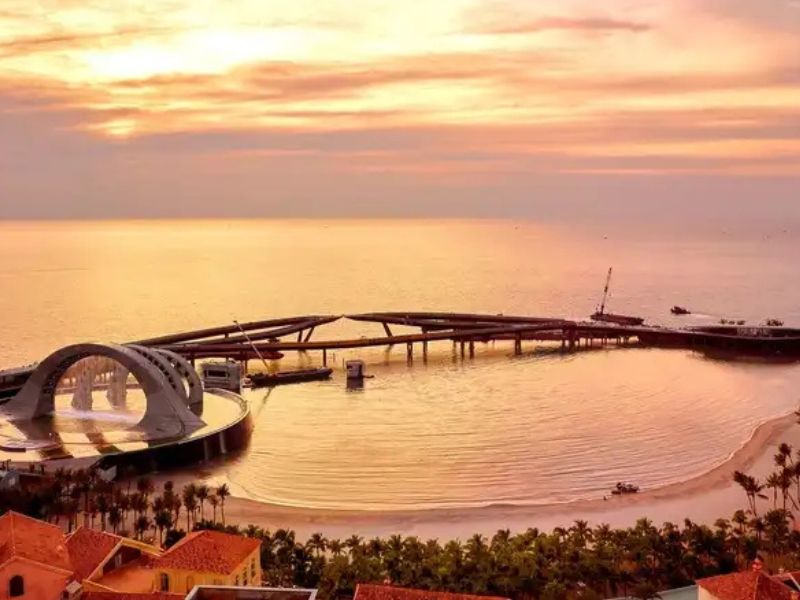 Xem show tại bãi biển thị trấn Hoàng Hôn và Cầu Hôn cực kỳ sống động với các màn trình diễn ánh sáng đỉnh cao gần kề Corona Casino Phú Quốc.