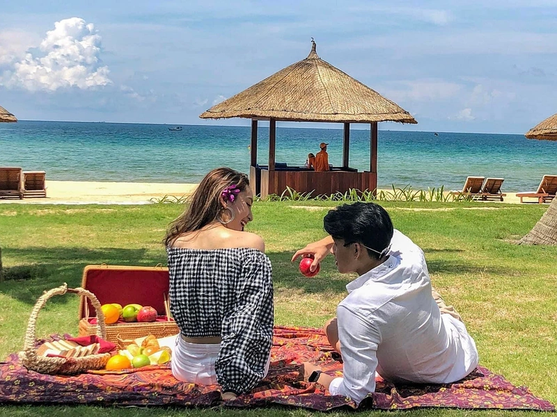 Cặp đôi tận hưởng buổi dã ngoại picnic lãng mạn bên bờ biển của một resort sang trọng khi du lịch Phú Quốc tháng 5, tại Corona Resort & Casino Phú Quốc