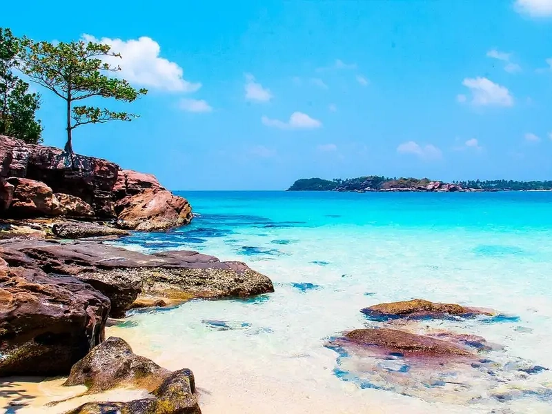 Làn nước biển trong xanh màu ngọc bích sát bờ đá hoang sơ tại Hòn Mây Rút, điểm lặn ngắm san hô lý tưởng khi du lịch Phú Quốc tháng 5, đề xuất bởi Corona Resort & Casino Phú Quốc