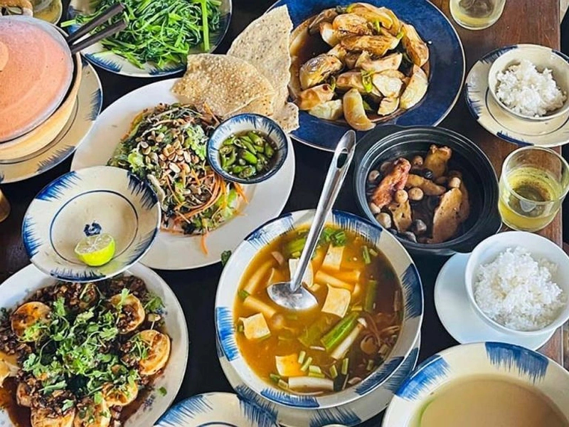 Traditional Vietnamese family-style clay pot rice meal at a restaurant near Corona Resort & Casino Phu Quoc
