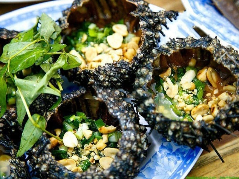 Open grilled sea urchins topped with scallion oil and peanuts during a Phu Quoc food tour close to Corona Resort & Casino Phu Quoc