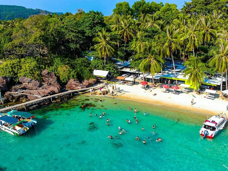 Beginner sailing in Phu Quoc lesson near Corona Resort & Casino Phu Quoc