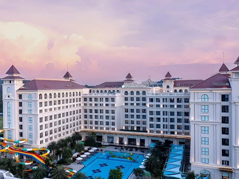 Hồ bơi vô cực 5 sao tại quần thể Corona Resort & Casino Phú Quốc