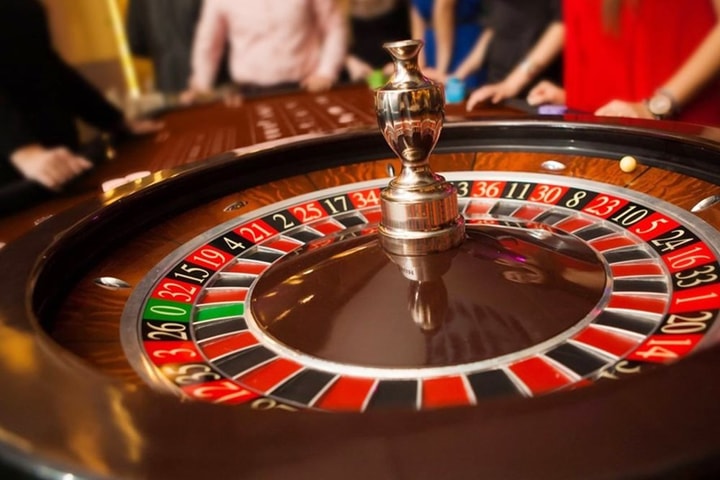 Việt Nam bắt đầu cho phép người Việt tham gia casino thí điểm từ 2019 tại một số cơ sở, dựa trên Nghị định 03/2017/NĐ-CP về kinh doanh casino