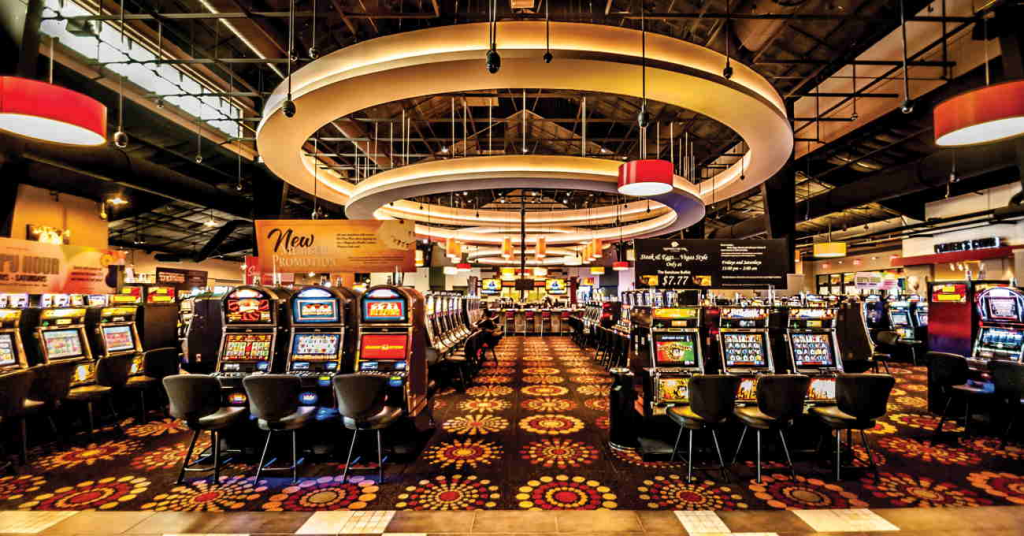 Slot machine có 3 thành phần cơ bản mà người chơi nhìn thấy: cuộn quay, biểu tượng và đường trả thưởng
